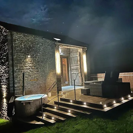 Feriehus Owls Nook Barn, Luxury Barn With Hot Tub & Sauna Sandford (Cumbria)