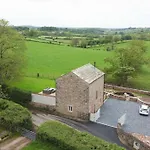 Tatil Evi Owls Nook Barn, Luxury Barn With Hot Tub & Sauna Sandford (Cumbria)