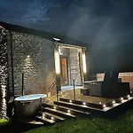 Tatil Evi Owls Nook Barn, Luxury Barn With Hot Tub & Sauna Sandford (Cumbria)